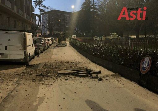 Asti: momenti di tensione in via Sant'Anna, in seguito a una forte esplosione Asti: momenti di tensione in via Sant'Anna, in seguito a una forte esplosione