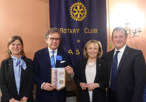 Paola Mogliotti presidente del Rotary Club di Asti con Roberto Xausa, Silvia Scarrone e Marco Conta