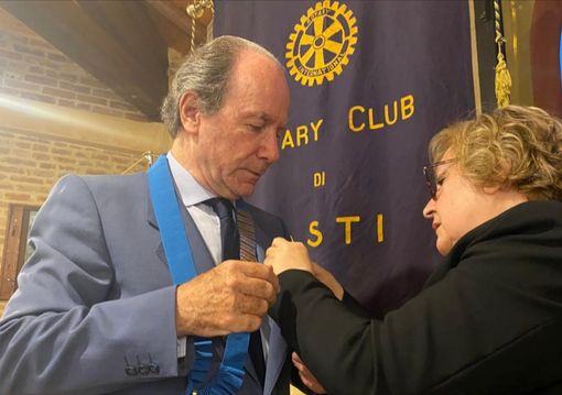 Gli scambi di consegne tra Rossella Maggiora e Luigi Florio (Rotary)