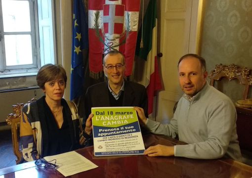 La dottoressa Dabbene, l'assessore Berzano e il sindaco Rasero ritratti con la locandina che annuncia le imminenti novità