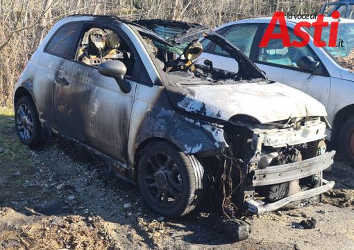 Fiat 500 distrutta da incendio doloso Fiat 500 distrutta da incendio doloso