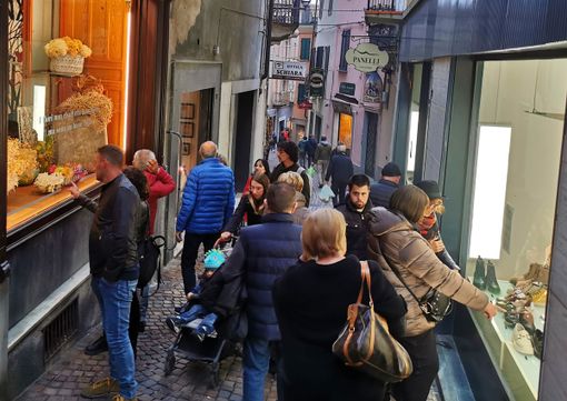 "Sotto l'albero il cuore del Monferrato" per sostenere il piccolo commercio nel nord astigiano "Sotto l'albero il cuore del Monferrato" per sostenere il piccolo commercio nel nord astigiano