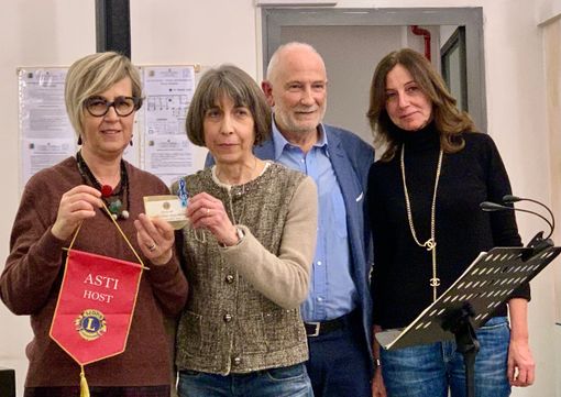 La consegna dell'oboe da parte della presidente Lions Simona Bottero La consegna dell'oboe da parte della presidente Lions Simona Bottero