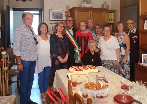 Numerose immagini dei festeggiamenti in onore della neo centenaria costigliolese Numerose immagini dei festeggiamenti in onore della neo centenaria costigliolese