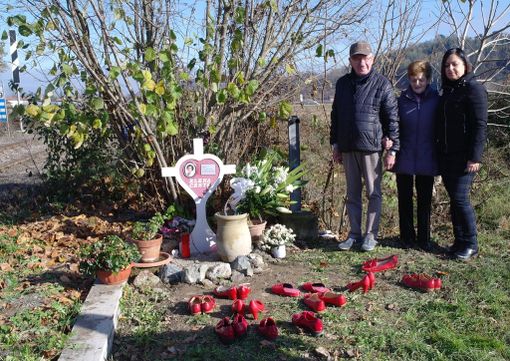 I genitori di Elena e la cugina Patrizia nei pressi del punto in cui sono stati rinvenuti i resti della giovane mamma