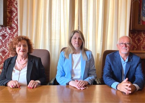 La sindaca Macchia (al centro) con i due neo assessori