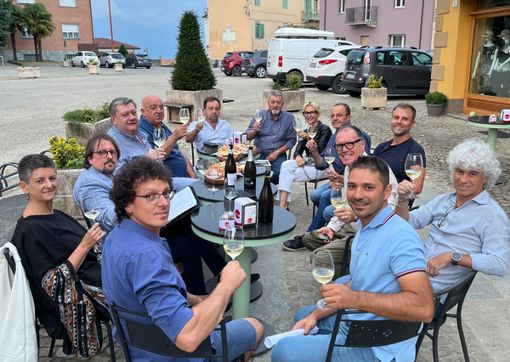 Il direttivo dell’associazione Comuni del Moscato si incontra al bar e pensa a nuove azioni gustando i vini delle nostre colline