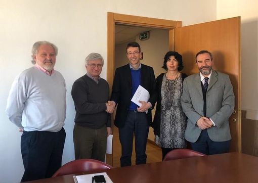 Momento della consegna del Libro Giancarlo Dapavo Angelo Porta Giovanni Messori Ioli Cristina Chialvi e Marco Devecchi Momento della consegna del Libro Giancarlo Dapavo Angelo Porta Giovanni Messori Ioli Cristina Chialvi e Marco Devecchi