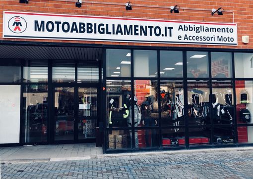 Più di 15.000 articoli su Motoabbigliamento.it, con il vantaggio della garanzia del prezzo più basso