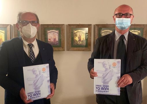 Il libro 1950-2020 70 anni di Rotary ad Asti nella mani del dirigente rotariano Giorgio Gianuzzi (a sinistra) autore del libro e Marco Stobbione presidente del Rotary Club di Asti.