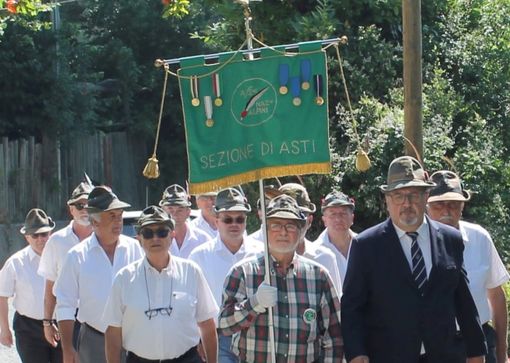 Il Presidente Fabrizio Pighin (con la giacca) con il  drappello del Direttivo astigiano dell’ANA, scorta il Vessillo plurimedagliato della Sezionale di Asti alla sfilata al Santuario dei Caffi