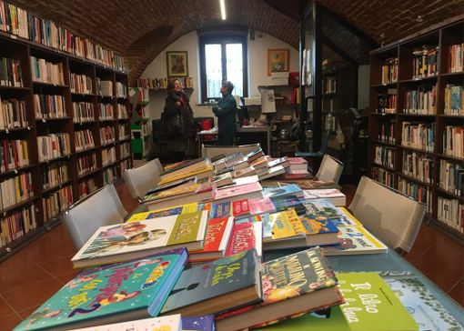 L'interno della biblioteca di Villafranca L'interno della biblioteca di Villafranca