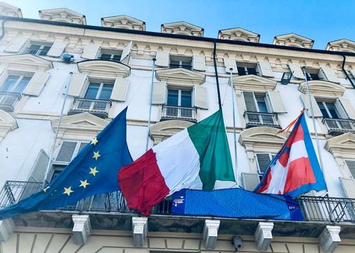 Sul palazzo della Regione i nomi delle vittime delle mafie e bandiere a mezz'asta per la Giornata nazionale