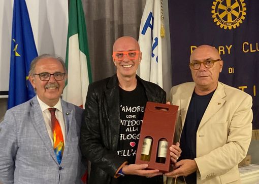 Massimo Cotto racconta la storia della grande musica nella serata "Not too old to be rock” Massimo Cotto racconta la storia della grande musica nella serata "Not too old to be rock”