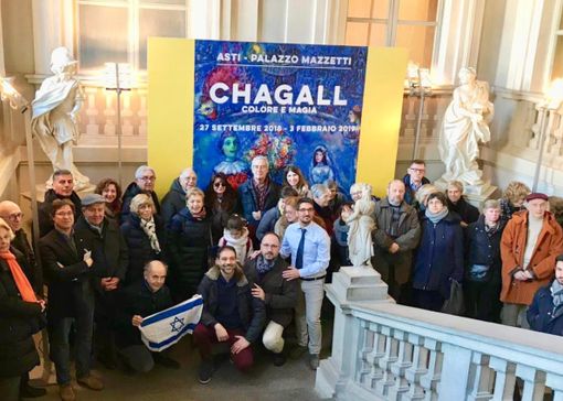Foto di gruppo per i visitatori dell'associazione Italia-Israele. Al centro il sindaco Rasero e il consigliere comunale Candelaresi, sulla sinistra il direttore della Fondazione Asti Musei Filippo Ghisi
