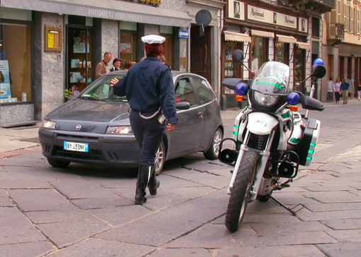 Ad Asti sequestrata merce abusiva e Daspo per 5 persone