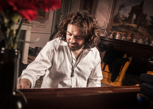 Il cantautore Jacopo Perosino Il cantautore Jacopo Perosino