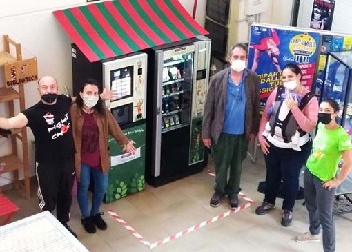 Rinnovata la sinergia tra la Cooperativa Rava e Fava e la Chapitombolo Academy, a un anno dall'installazione del primo distributore 100% bio