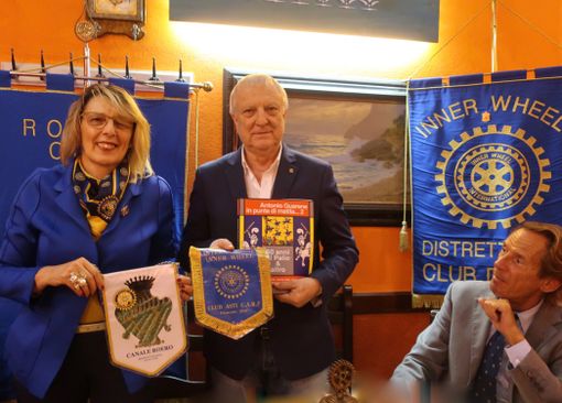 lo scambio di gagliardetti tra i due presidenti, sotto lo sguardo attento del rotariano Andrea Rossano