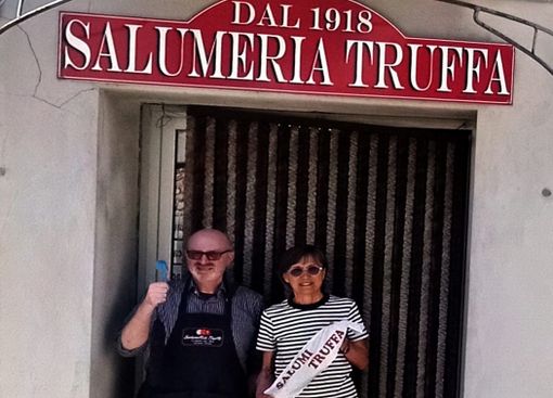 Truffa ritratto con Mariuccia Borio, titolare della costigliolese &quot;Cascina Castlet&quot;, altra eccellenza Astigiana, di fronte all'ingresso della salumeria di famiglia