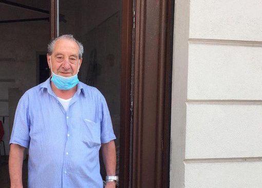 Il Covid non fa rialzare le serrande del barbiere di piazza Cairoli. Asti perde 50 anni di storia (FOTO)