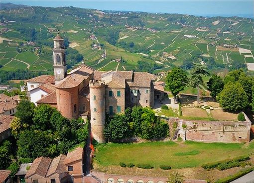 Il bellissimo borgo di Calosso, sede della Fiera del Rapulè