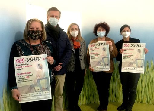 Al centro i direttori Maura Robba (Cogesa) e Giuseppe Occhiogrosso (Cisa) con alcune operatrici coinvolte da SOS donna