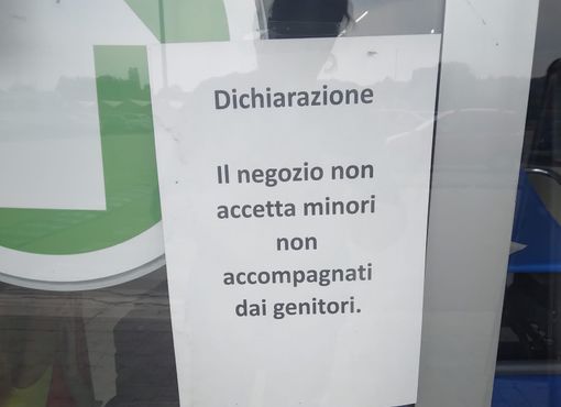 &quot;Vietata l'entrata ai minori di 18 anni non accompagnati&quot;: fa discutere il cartello di un grande magazzino di Asti