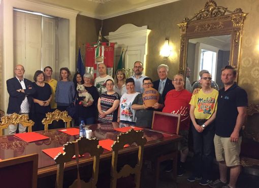 &quot;Ortensia ha detto: me ne frego&quot; e dona 1200 euro per la giostrina inclusiva di Parco Biberach