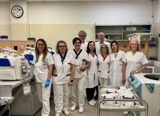 L’equipe del SIMT: medici biologi, infermieri, tecnici di laboratorio con il direttore della struttura complessa, Sandro Macchi, e la coordinatrice tecnica Concetta Tona.