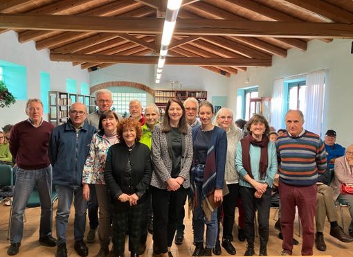 il gruppo di volontari con il sindaco Anna Macchia (al centro) e Delfina Noto, alla destra del sindaco