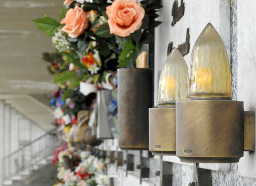 Asti, modificato il pagamento dell’illuminazione votiva nei cimiteri comunali