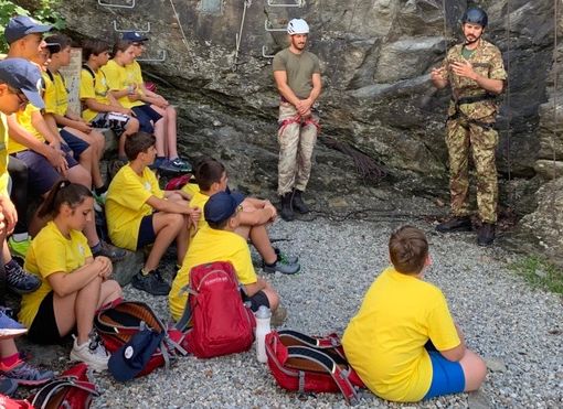 I partecipanti al Campo Scuola ANA di Asti - in una foto di repertorio delle passate edizioni - durante la lezione di arrampicata presso la palestra di roccia alla SMALP di Aosta.