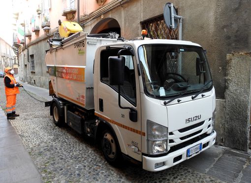 Un mezzo di raccolta rifiuti di Asp