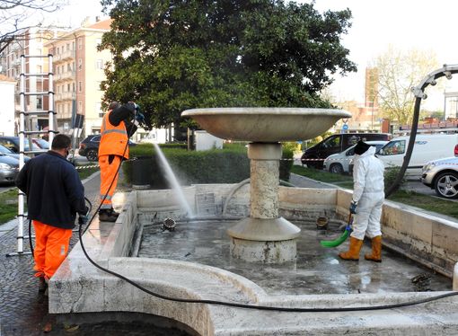 Gli operatori di Asp al lavoro per la riattivazione della fontana di piazza Marconi