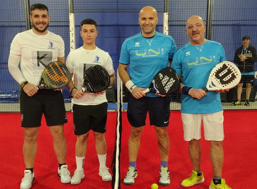 Derossi e Moresco dei Bomber’s vs Romano, Puppione e Santo (sullo sfondo) di Uni Soluzioni protagonisti del match infinito di giovedì sera Derossi e Moresco dei Bomber’s vs Romano, Puppione e Santo (sullo sfondo) di Uni Soluzioni protagonisti del match infinito di giovedì sera