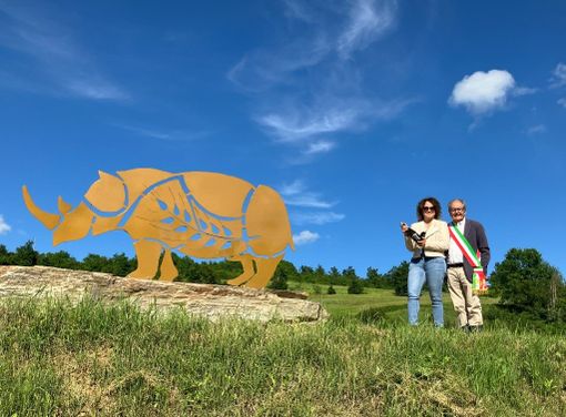 Roatto omaggia il passato preistorico inaugurando due sculture dedicate al rinoceronte Alfonso Roatto omaggia il passato preistorico inaugurando due sculture dedicate al rinoceronte Alfonso