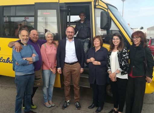 Sindaco e assessori all’arrivo dello scuolabus, con i volontari del Piedibus Sindaco e assessori all’arrivo dello scuolabus, con i volontari del Piedibus