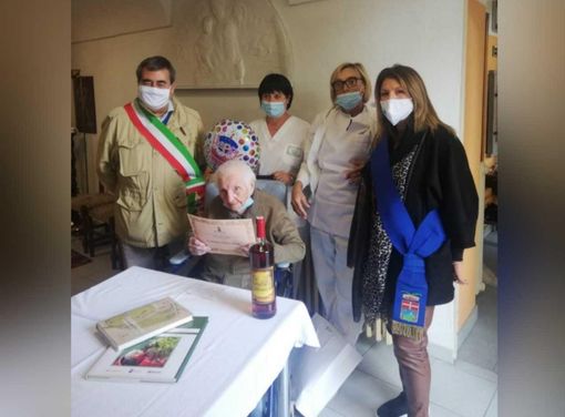 La neocentenaria Fiorina con il consigliere provinciale Francesca Varca, il sindaco Flavio Miniscalco e staff della struttura La neocentenaria Fiorina con il consigliere provinciale Francesca Varca, il sindaco Flavio Miniscalco e staff della struttura