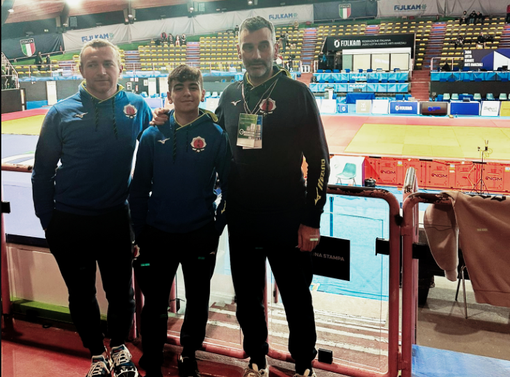 Mario Aloise con i tecnici Loris Valente (alla sua destra) e Lorenzo Aloise