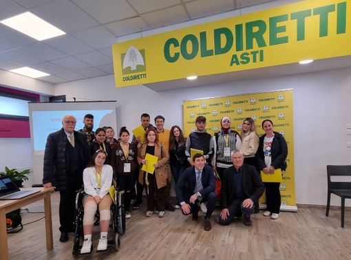 Il professor Calabrese e i vertici di Coldiretti Asti con gli studenti del Castigliano Il professor Calabrese e i vertici di Coldiretti Asti con gli studenti del Castigliano