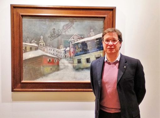 Il dott. Ghisi ritratto di fronte a una delle opere di Marc Chagall in mostra presso Palazzo Mazzetti
