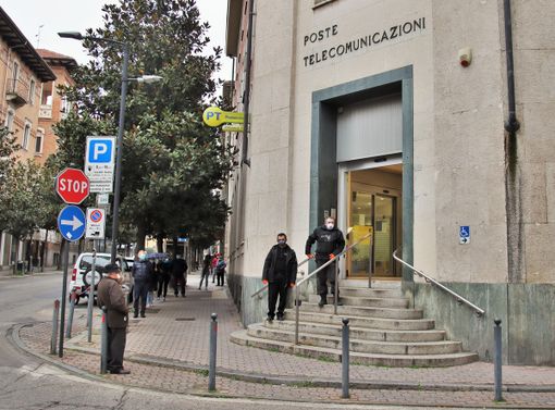 Nella foto, scattata il 27 marzo, una delle prime giornate di consegna delle pensioni "scaglionate", file ordinate di fronte alle Poste centrali di corso Dante