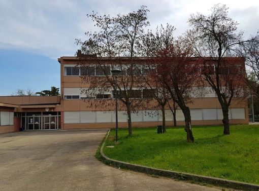 Entrano alla scuola Martiri di Asti, rubano mascherine e rovesciano estintori