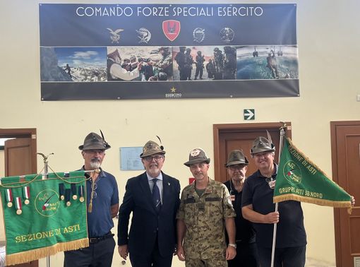 Marco Manzone (al centro) con una delegazione dell'Ana di Asti Marco Manzone (al centro) con una delegazione dell'Ana di Asti