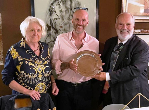 Nell'immagine, da sinistra a destra: Donatella Clinanti (vice delegata); Giacomo Stradella (figlio di Marisa Torta, che ha ritirato il premio) e Massimo Malfa Nell'immagine, da sinistra a destra: Donatella Clinanti (vice delegata); Giacomo Stradella (figlio di Marisa Torta, che ha ritirato il premio) e Massimo Malfa