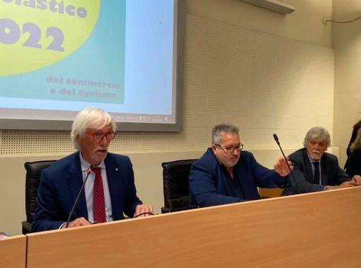 Nella foto, da sinistra a destra: Fenoglio, Calella e il direttore di Confcommercio Claudio Bruno