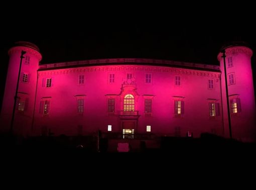 Il castello di Costigliole illuminato di rosso in una precedente edizione