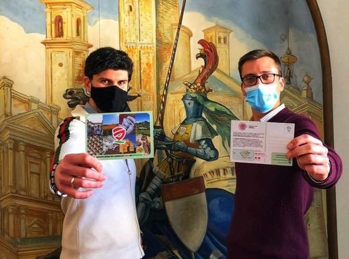 Nell'immagine d'archivio, risalente al periodo di emergenza Covid, il sindaco di Moncalvo Christian Orecchia e il suo vice Andrea Giroldo mostrano le cartoline del Distretto