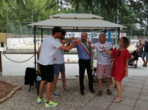 Il brindisi tra i due atleti responsabili dell'area, il sindaco Rasero, il presidente Rizzo e l'assessore Morra Il brindisi tra i due atleti responsabili dell'area, il sindaco Rasero, il presidente Rizzo e l'assessore Morra